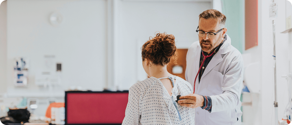 medico-haciendo-un-chequeo-medico-un-paciente