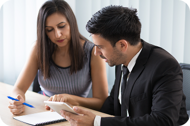 colegas-jovenes-ocupados-serios-que-discuten-agenda 1