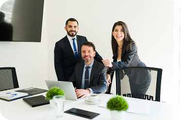 companeros-de-trabajo-atractivos-que-se-sienten-felices-mientras-trabajan-en-un-proyecto-empresarial-en-la-sala-de-reuniones-empresarios-y-colegas-haciendo-tramites 1
