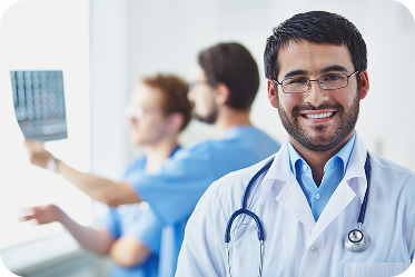 doctor-con-companeros-de-trabajo-analizando-una-radiografia 1