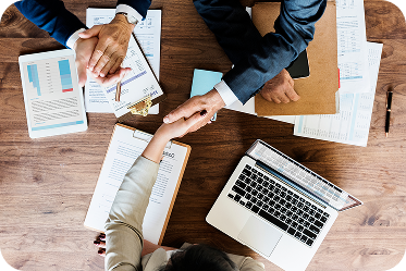 gente-de-negocios-dandose-la-mano 1