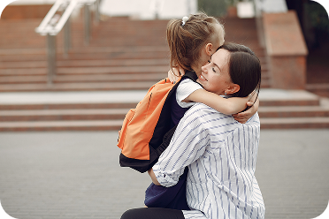 madre-prepara-pequena-hija-la-escuela 1